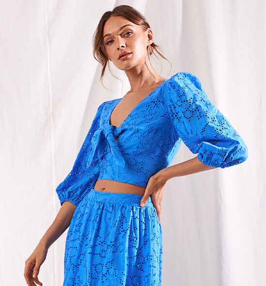 Ce culoare se potrivește albastrului? Învață cum să-ți stilizezi un look la modă!<br><br>CITEȘTE MAI MULT