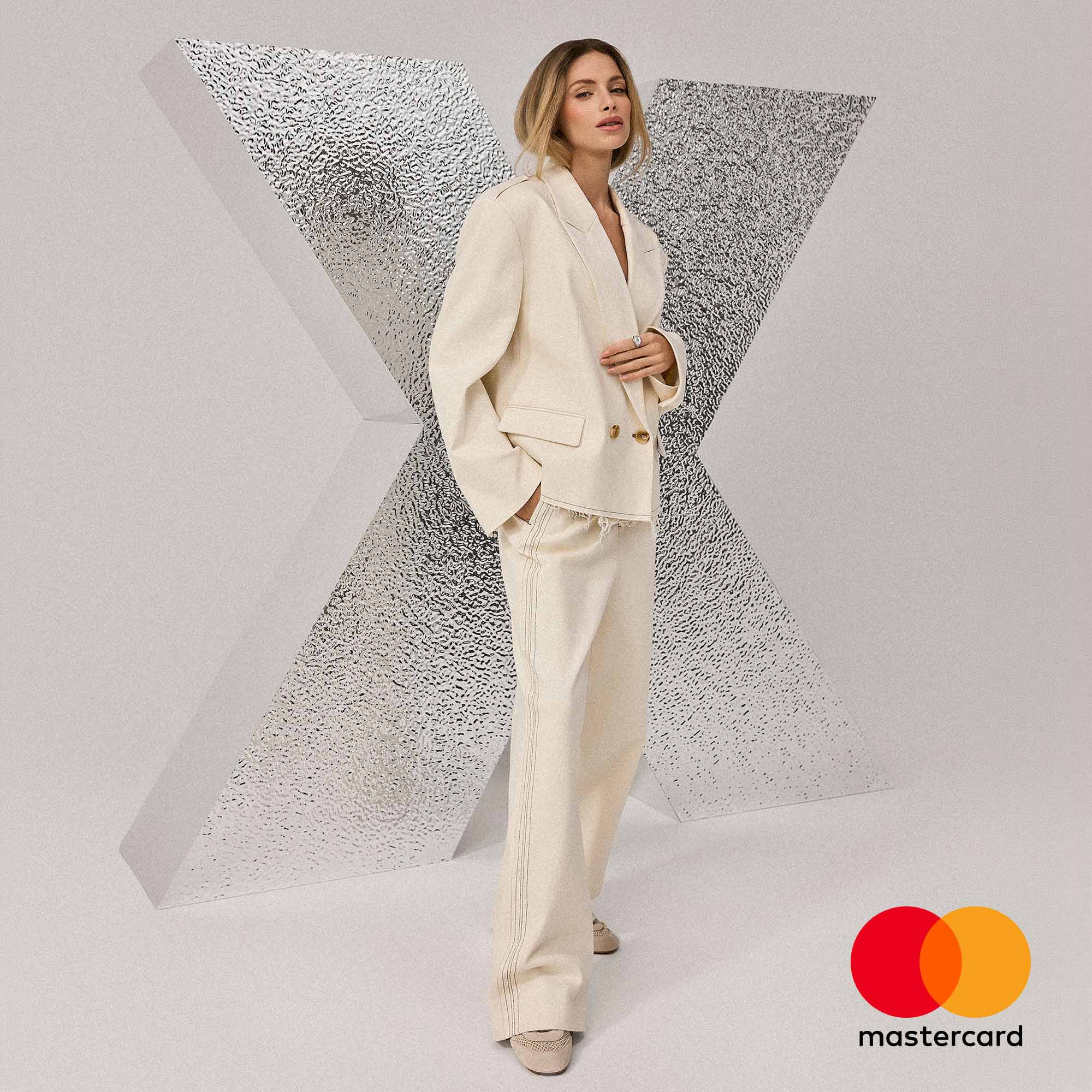 Kobieta w eleganckim beżowym garniturze oversize na jasnym tle