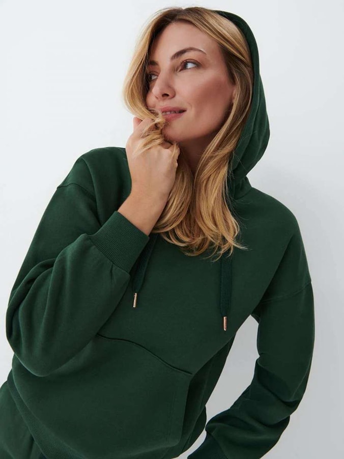 kobieta w zielonej bluzie z kapturem