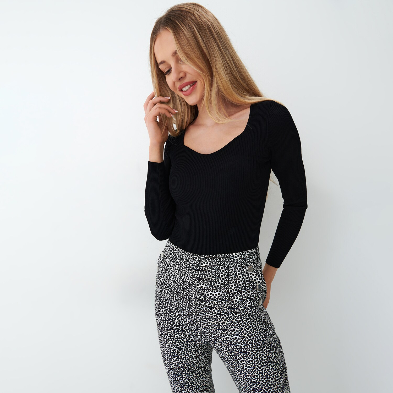 E-shop Prúžkovaný sveter - Čierna