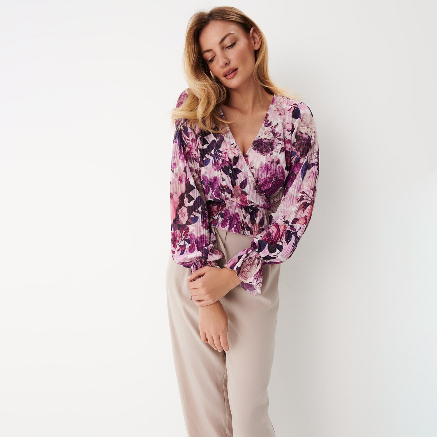 Mohito – Bluză cu flori, cu decolteu petrecut – Roz All > blouses 2023-10-04