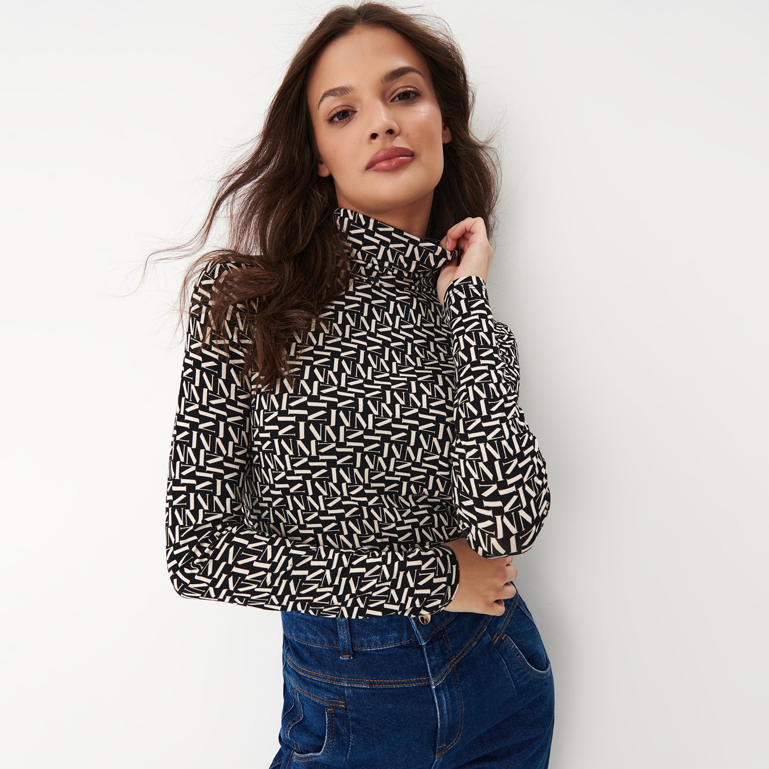 Mohito – Bluză cu model, cu guler înalt – Negru All > blouses 2023-10-04