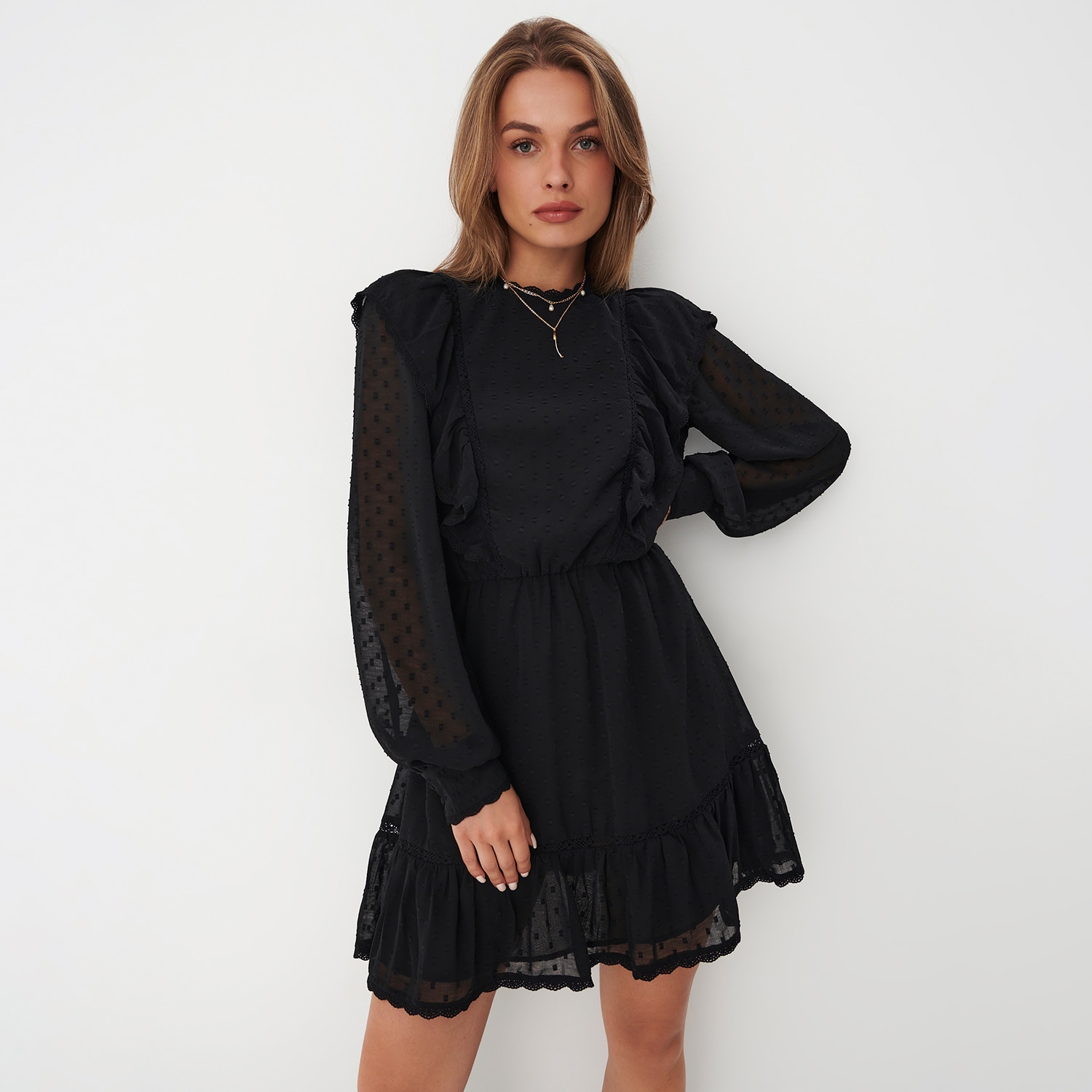 E-shop Mini šaty s dlhými rukávmi - Čierna