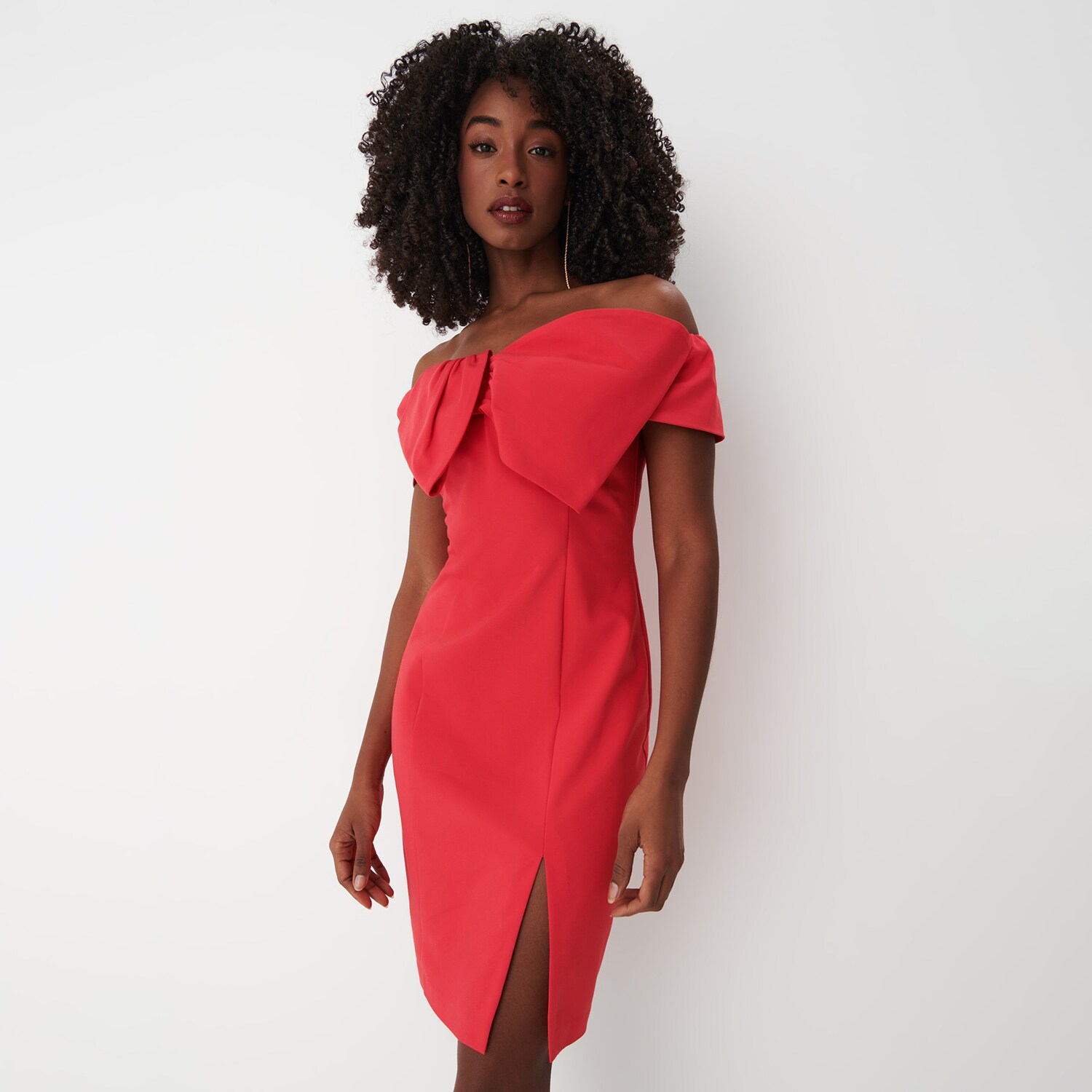 E-shop Šaty s odhalenými ramenami - Červená