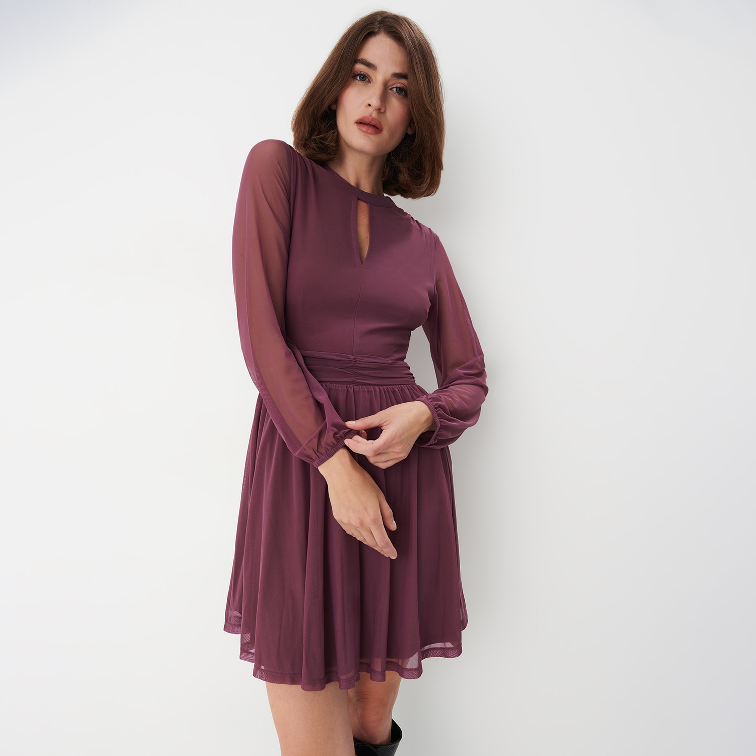 E-shop Mini šaty s výrezom - Ružová