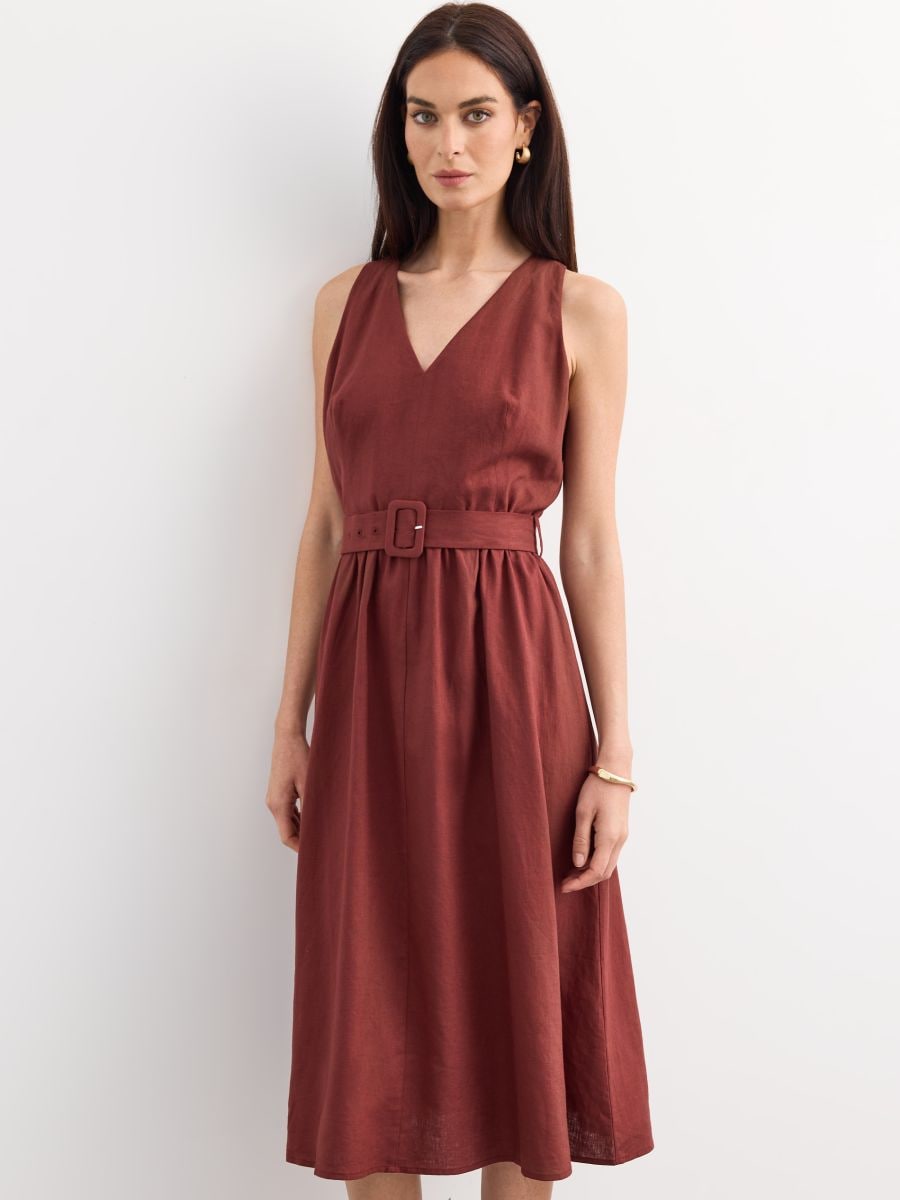 Sukienka midi z paskiem - kasztanowy - MOHITO