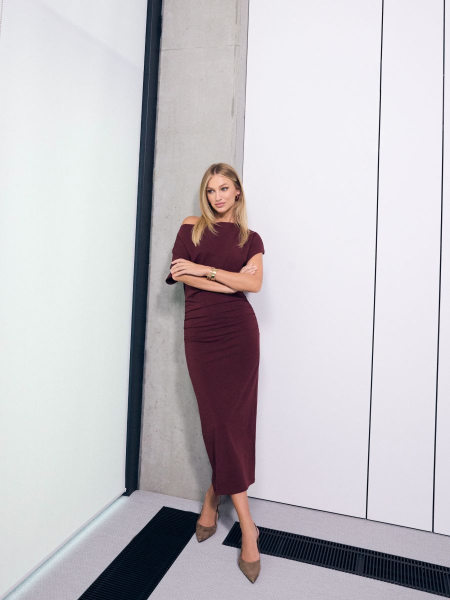 Bordowa sukienka maxi z odkrytymi ramionami Bordowa sukienka maxi z odkrytymi ramionami - bordowy - MOHITO