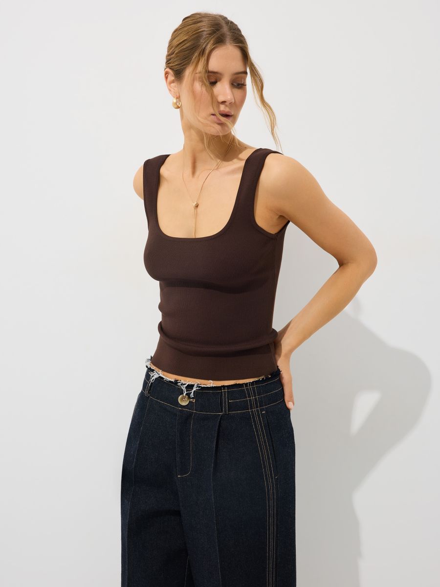 Dopasowany brązowy top - brązowy - MOHITO