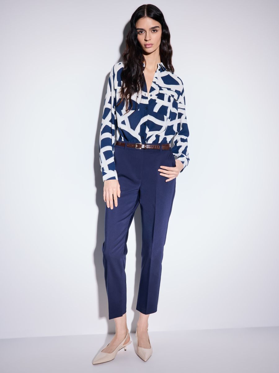 Granatowe spodnie z paskiem - granatowy - MOHITO