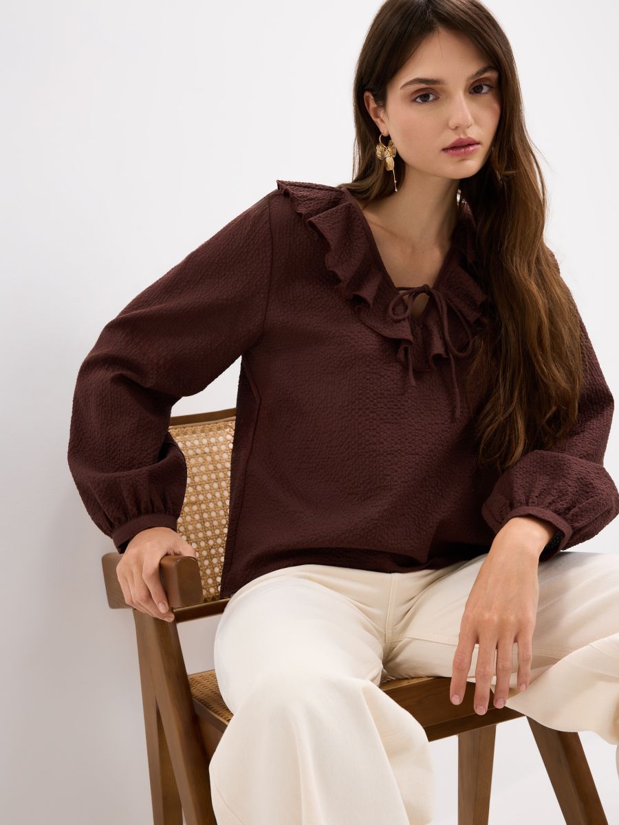 Brązowa bluzka z falbaną Brązowa bluzka z falbaną - ciemnobrązowy - MOHITO