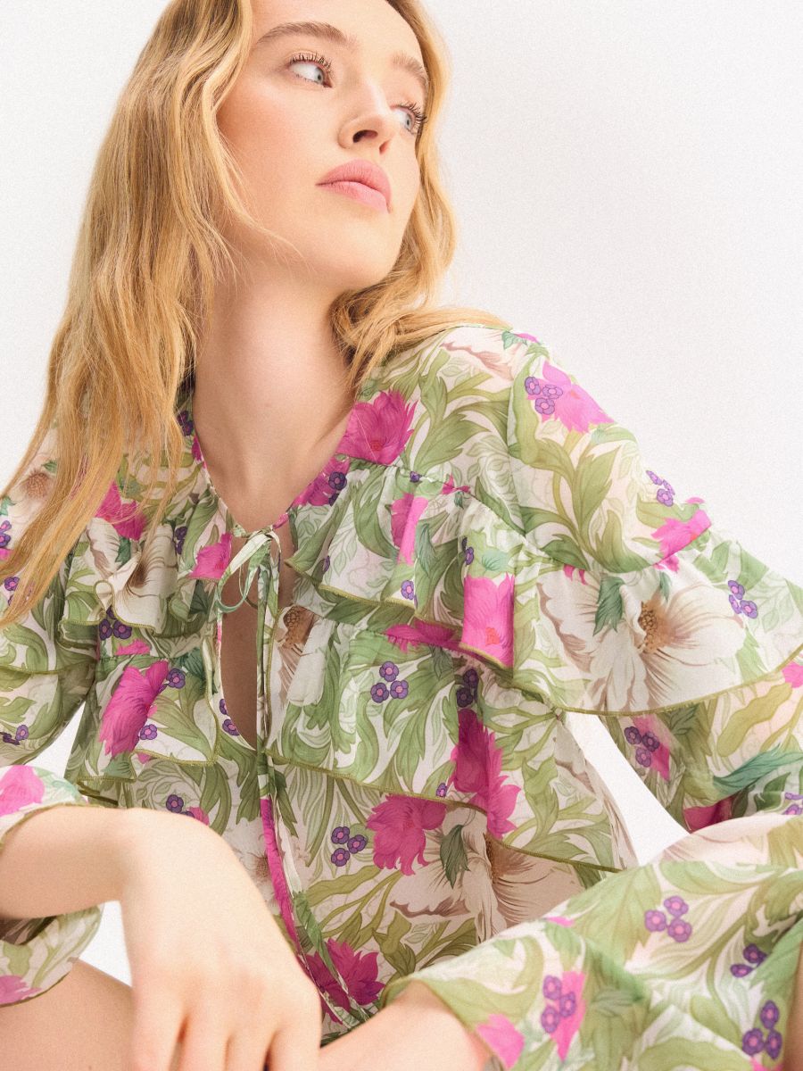 Блузка з квітковим візерунком