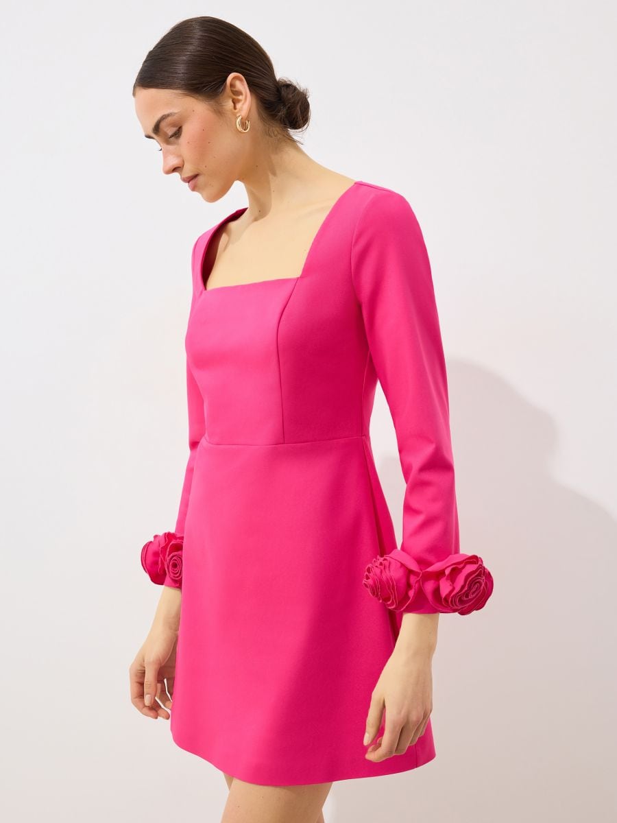 Sukienka mini z dekoltem karo - fuksjowy - MOHITO