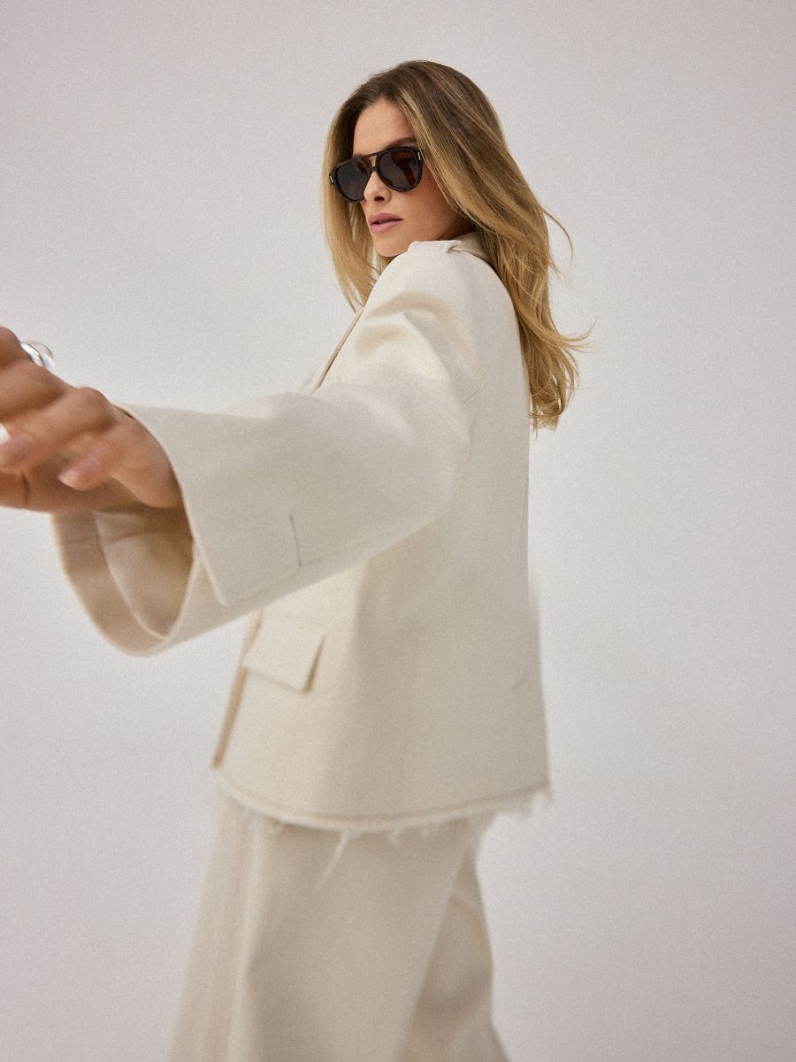 Krótka kremowa marynarka oversize - kremowy - MOHITO