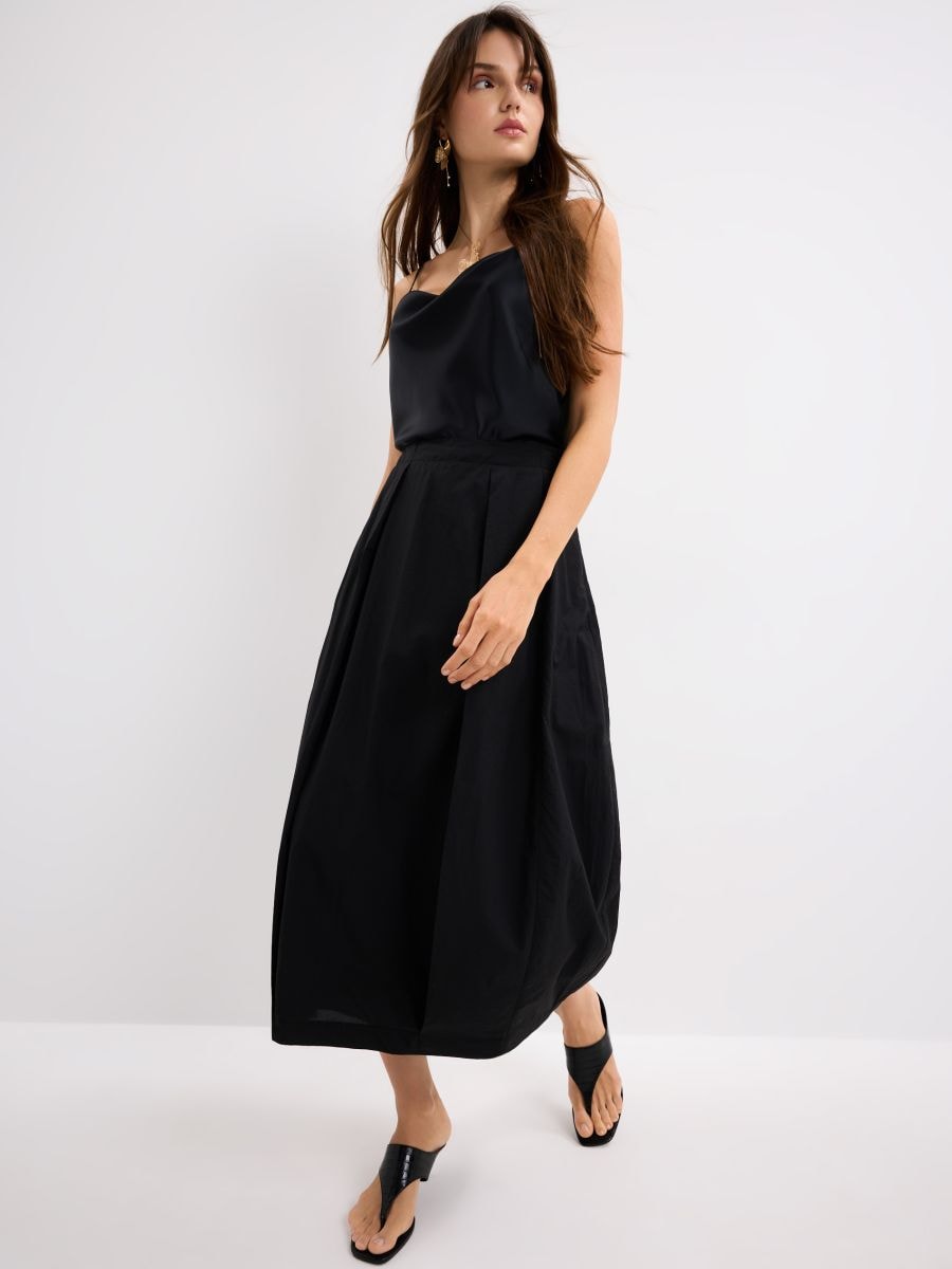 Czarny top z lejącym dekoltem - czarny - MOHITO