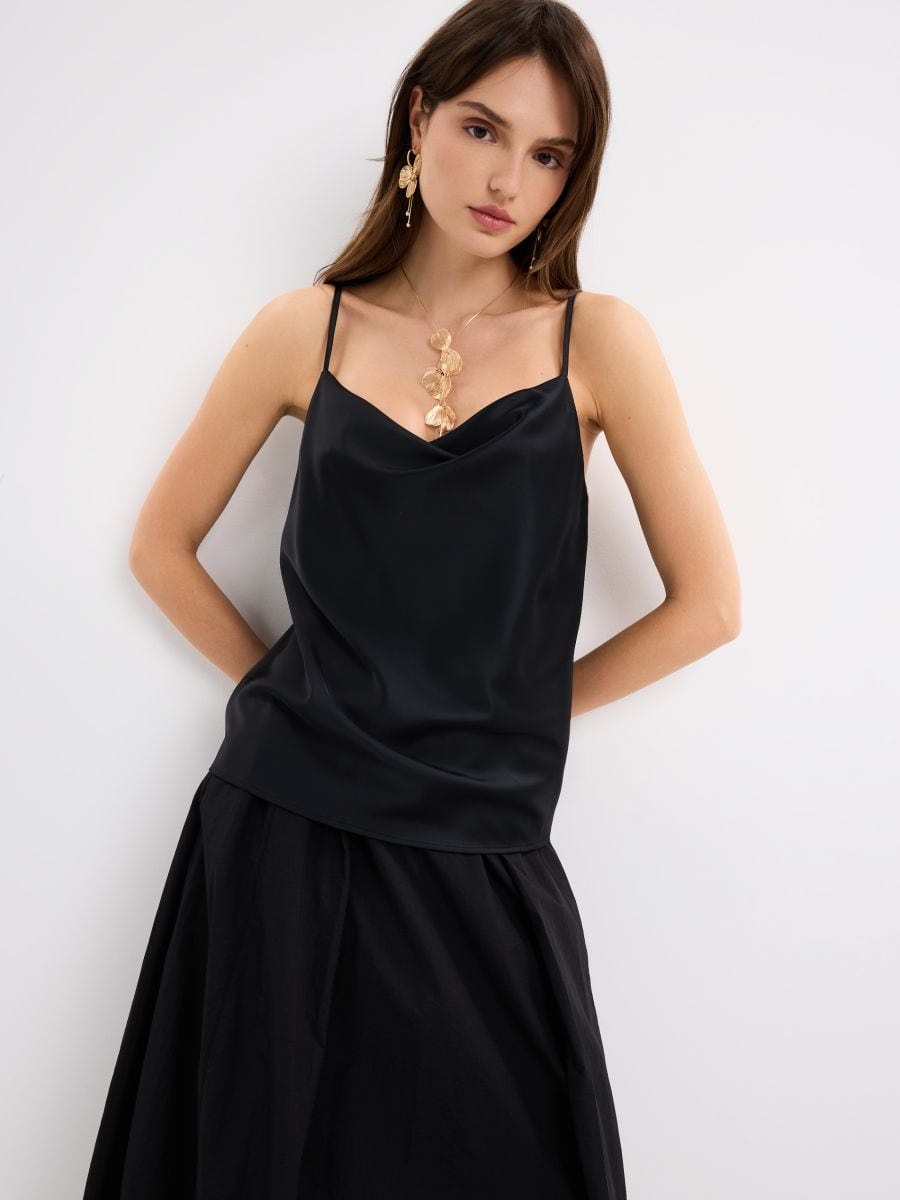 Czarny top z lejącym dekoltem - czarny - MOHITO