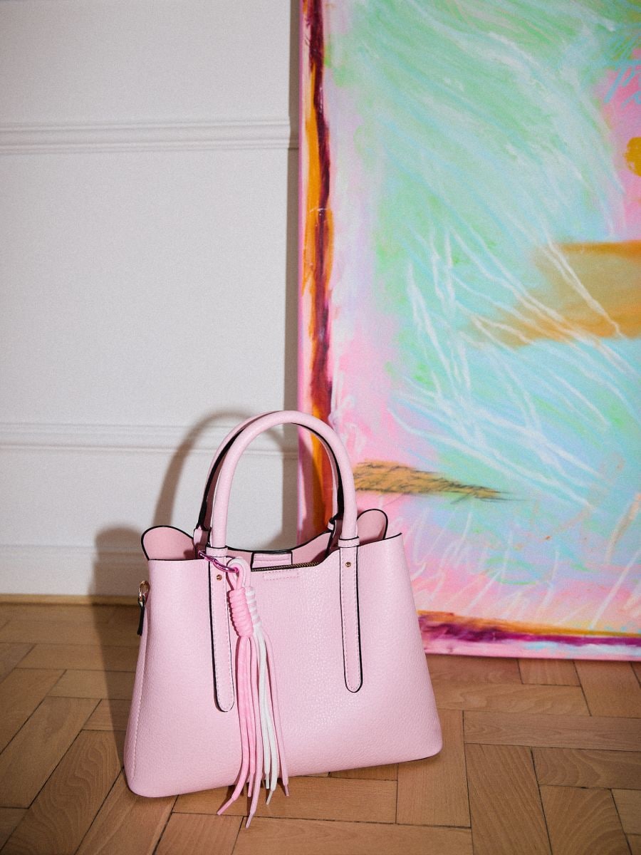 Różowa torebka z paskiem na ramię - pastelowy różowy - MOHITO