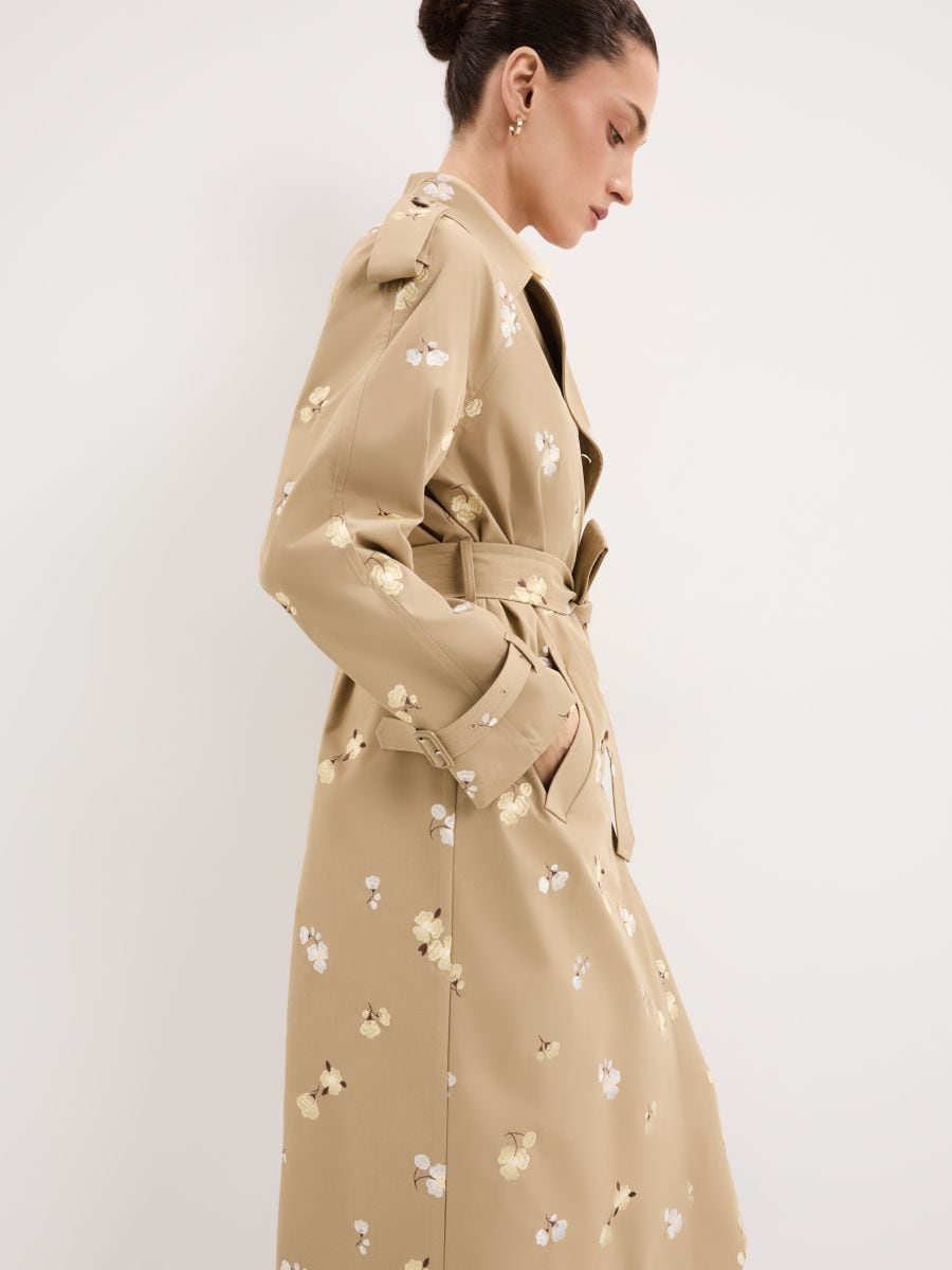 Dwurzędowy trencz z haftem - beżowy - MOHITO