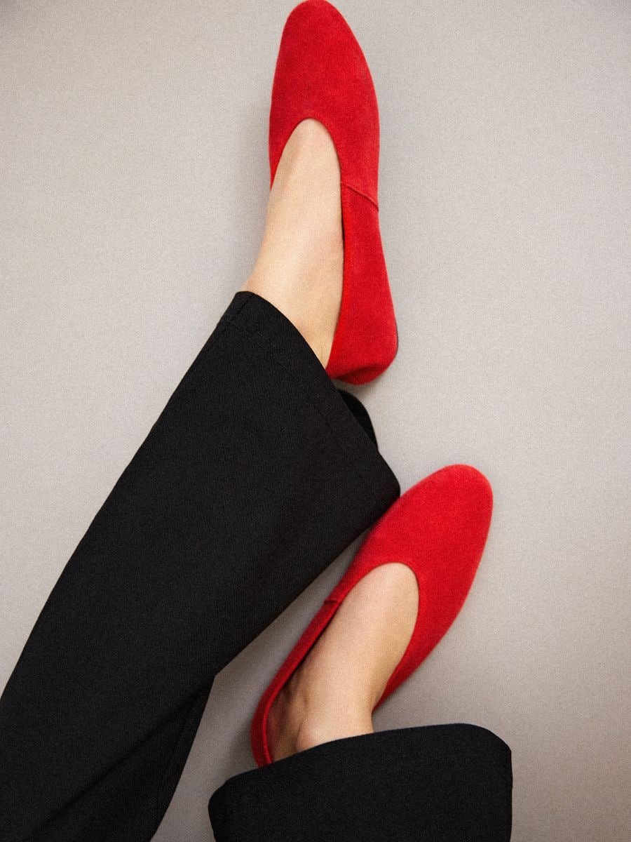 Zamszowe czerwone baleriny - czerwony - MOHITO