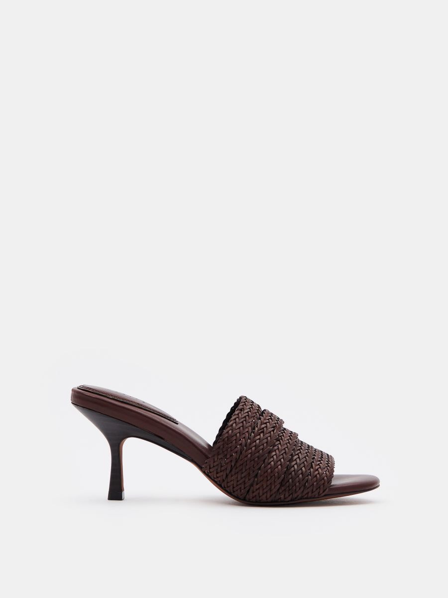 Klapki na obcasie - ciemnobrązowy - MOHITO