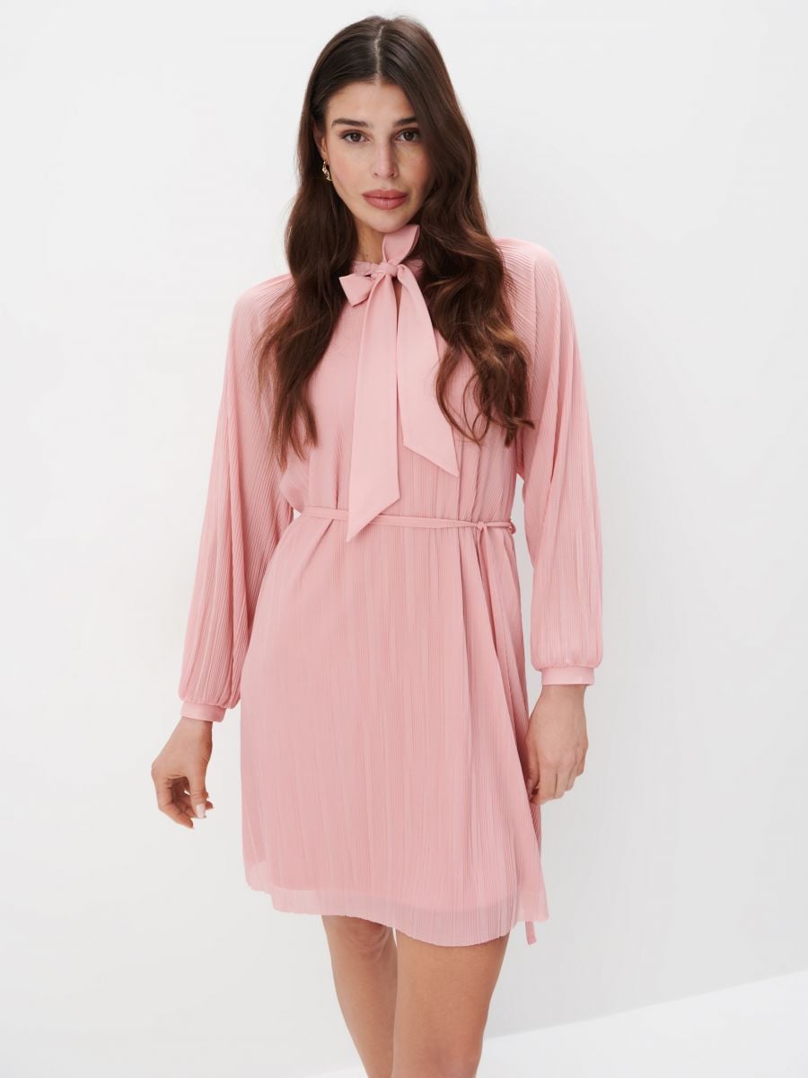 Pudrowa sukienka mini z wiązaniem przy szyi - różowy - MOHITO