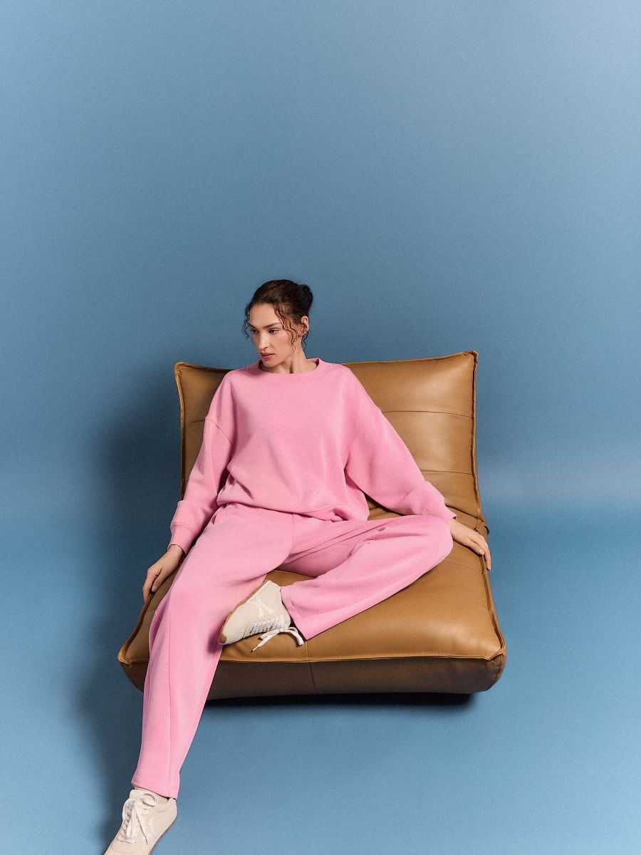 Różowe spodnie dresowe z modalem - różowy - MOHITO