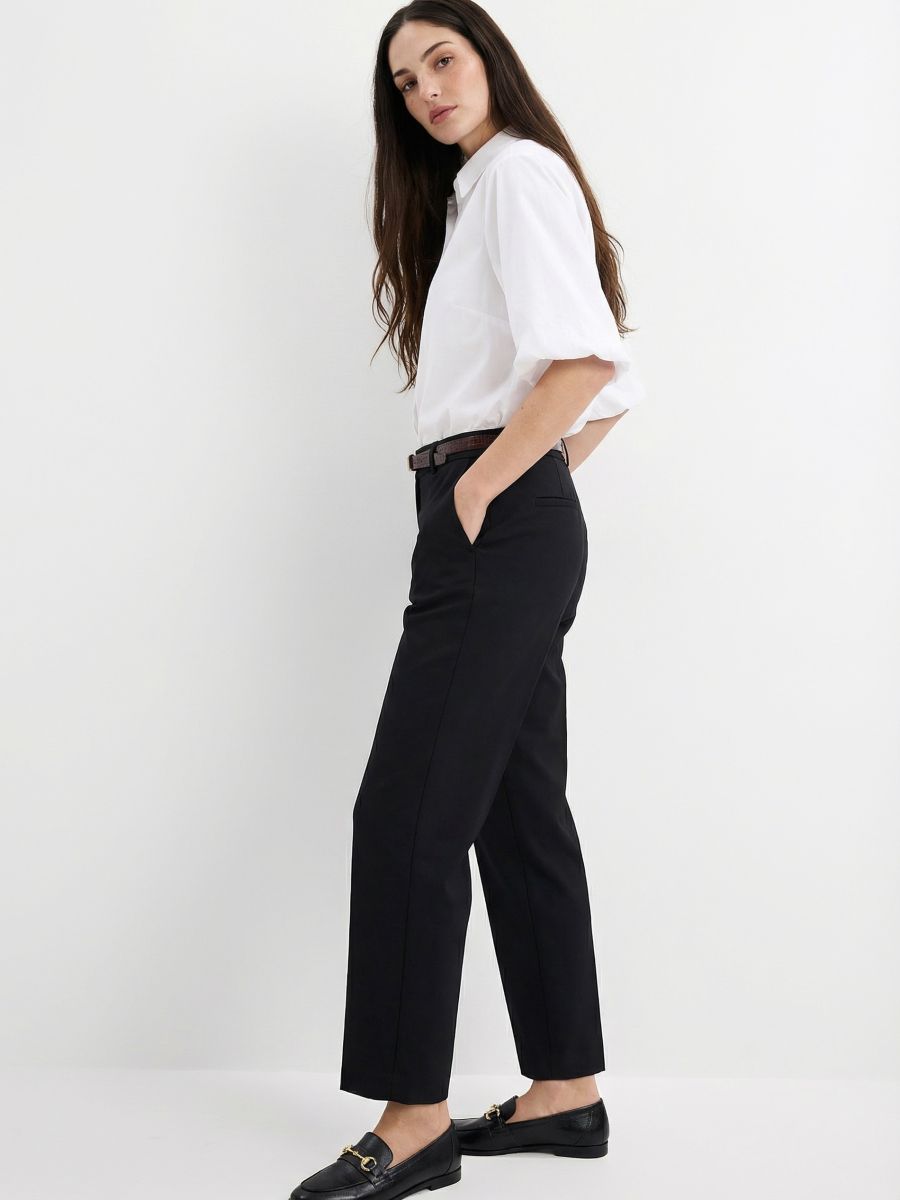 Pantaloni țigaretă cu curea - Negru - MOHITO