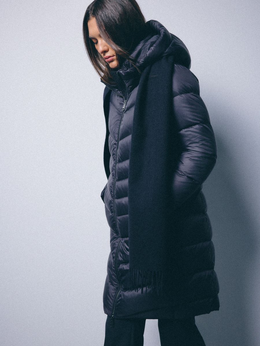 Pikowany płaszcz z naturalnym puchem - czarny - MOHITO