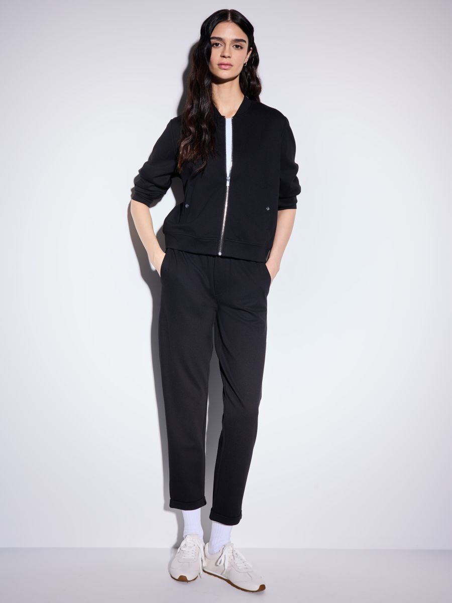 Czarne spodnie dresowe - czarny - MOHITO