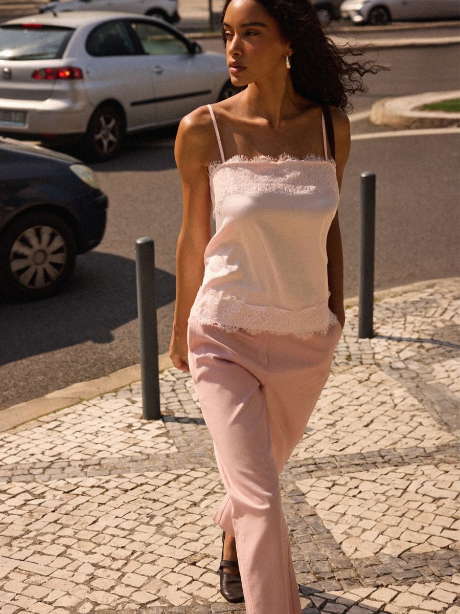 Top z koronką - pastelowy różowy - MOHITO