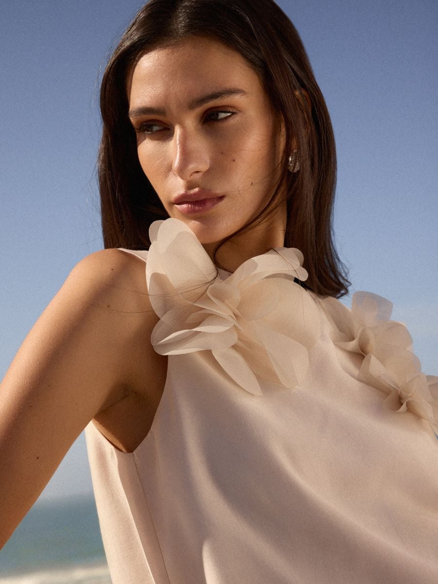 Różowa bluzka z kwiatami 3D - beżowy - MOHITO