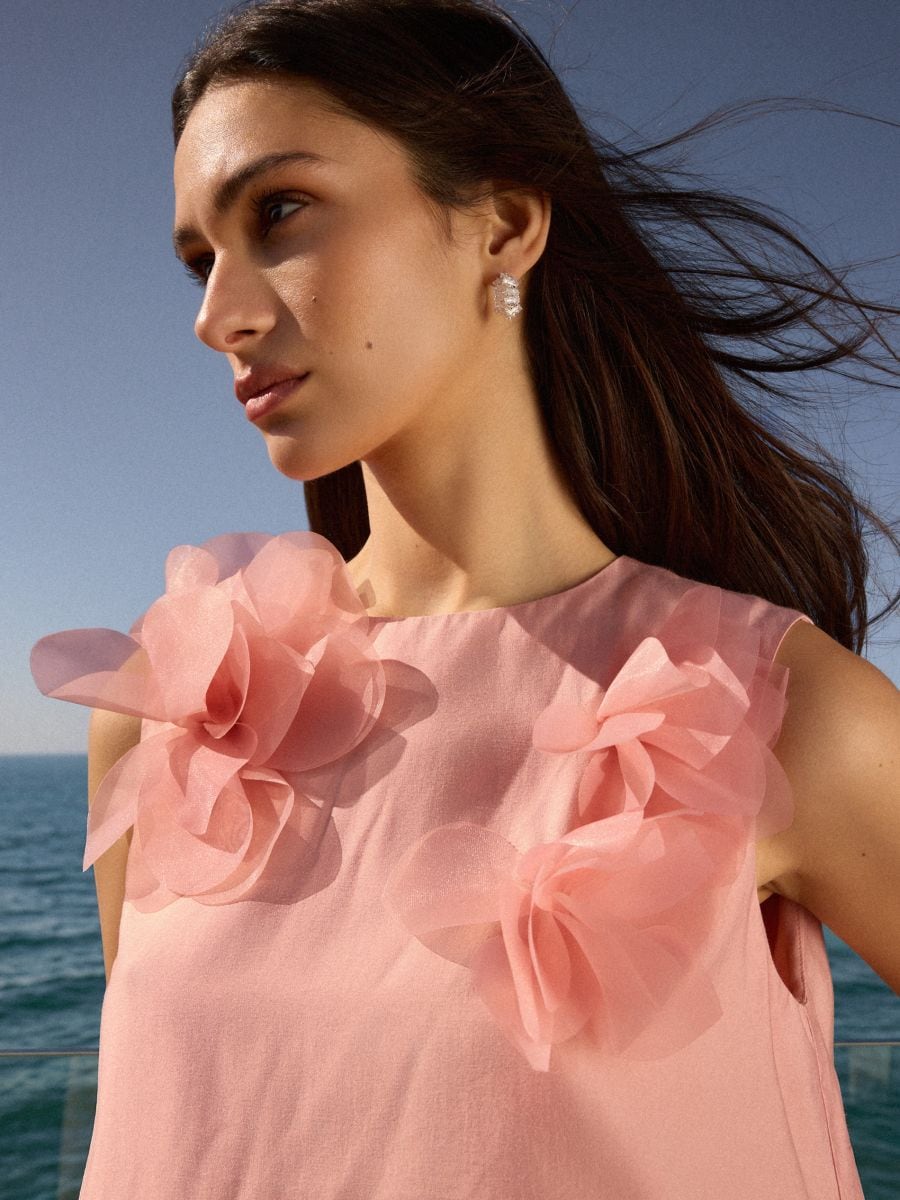 Różowa bluzka z kwiatami 3D - różowy - MOHITO