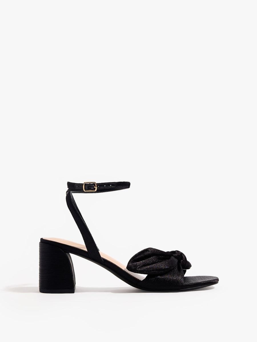 Czarne sandały na słupku - czarny - MOHITO