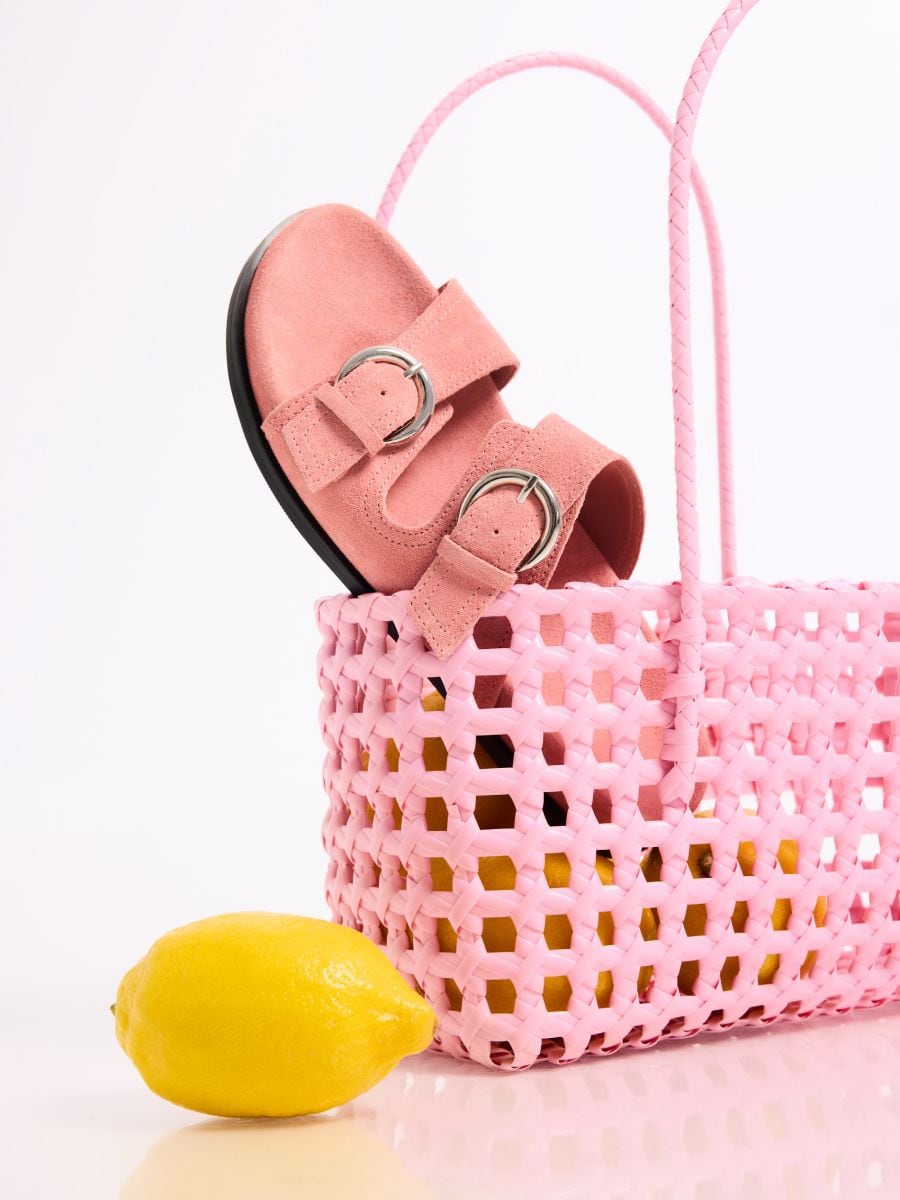 Skórzane klapki - różowy - MOHITO