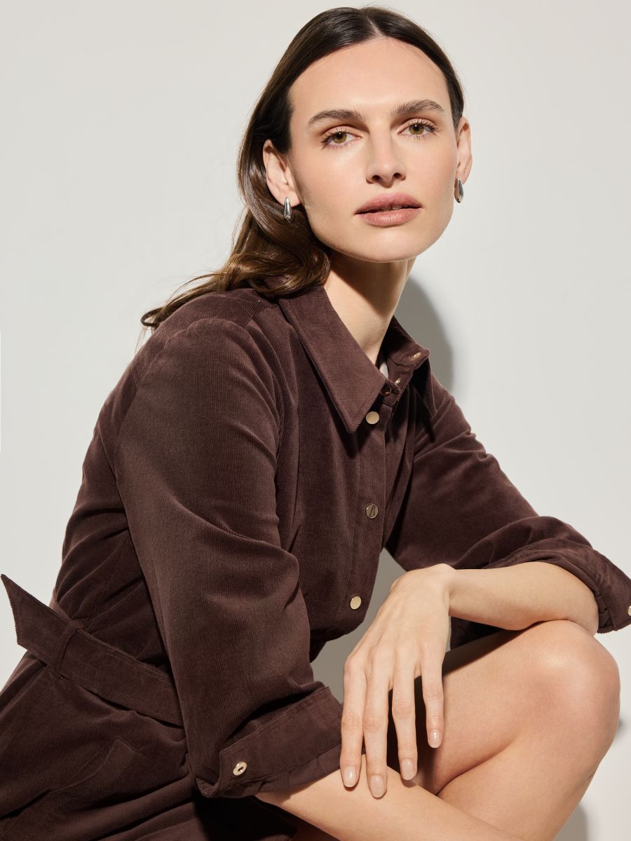 Sztruksowa brązowa sukienka mini Sztruksowa brązowa sukienka mini - ciemnobrązowy - MOHITO