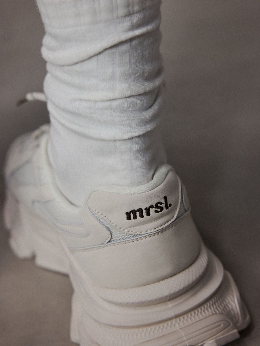 Sneakersy - kremowy - MOHITO