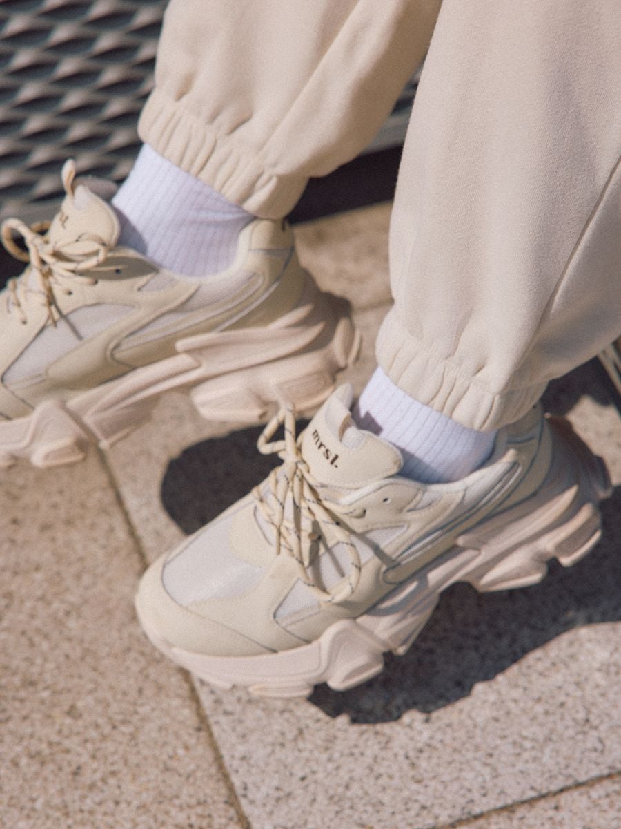 Sneakersy - kremowy - MOHITO