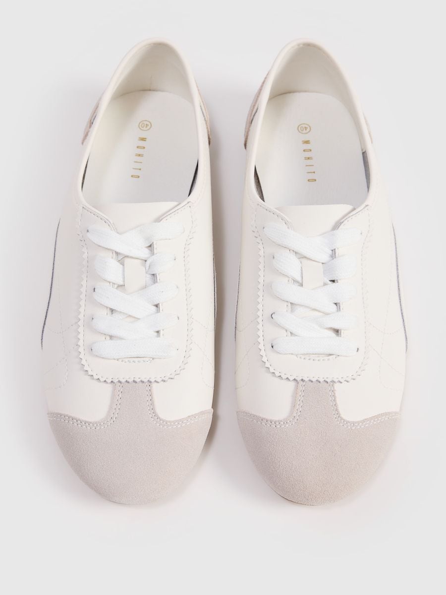 Skórzane sneakersy z kontrastowym noskiem - biały - MOHITO
