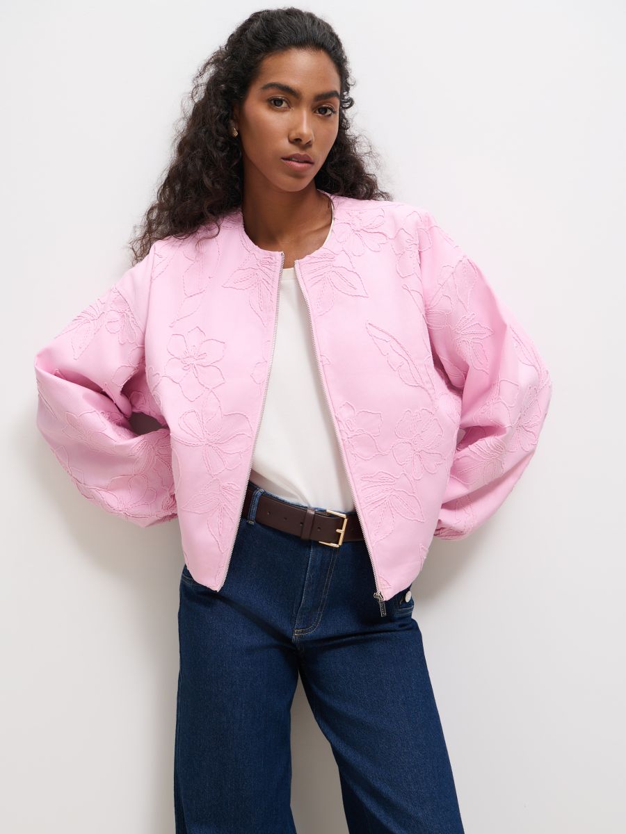 Kurtka z haftem - różowy - MOHITO