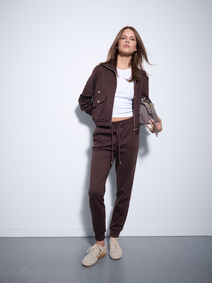 Czekoladowe spodnie joggery - ciemnobrązowy - MOHITO