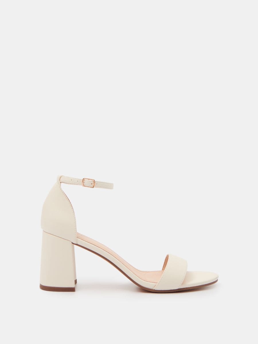 Sandały na słupku - beżowy - MOHITO