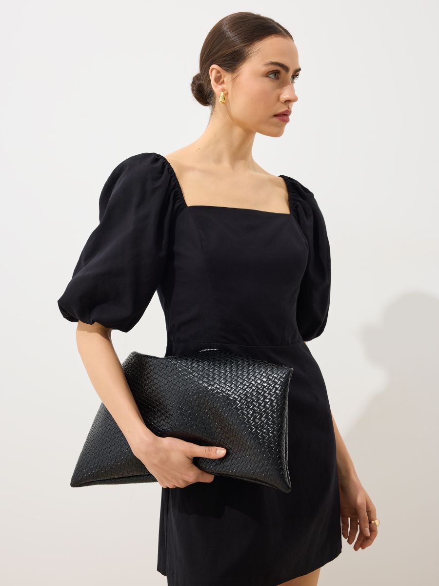 Czarna sukienka mini z dekoltem karo - czarny - MOHITO