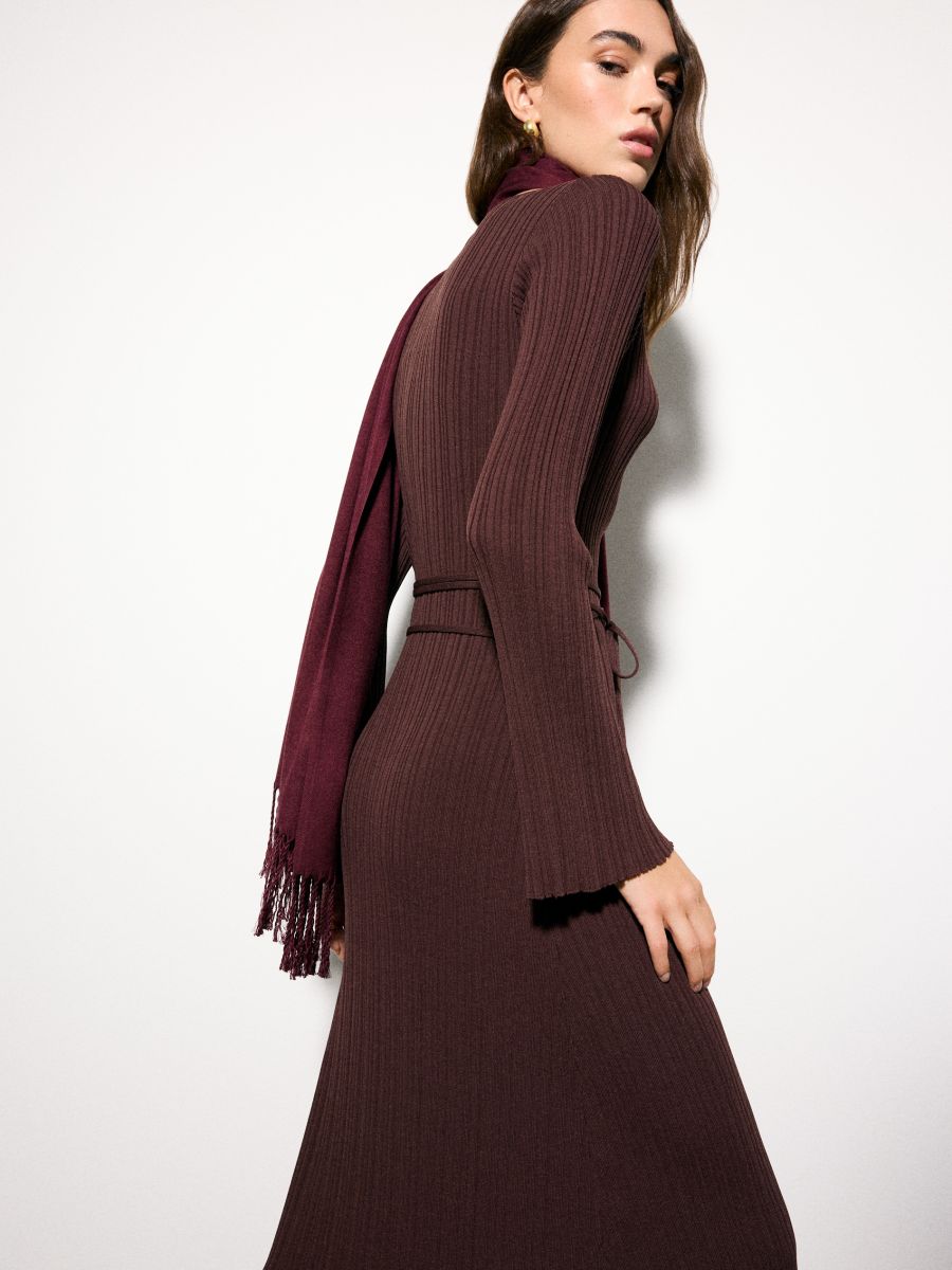 Swetrowa brązowa sukienka midi - brązowy - MOHITO