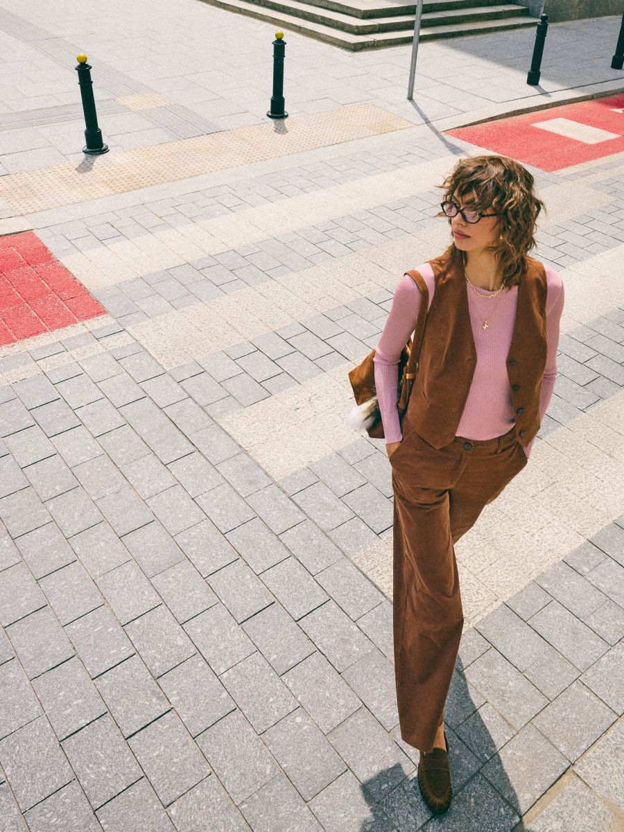 Sztruksowe spodnie - brązowy - MOHITO