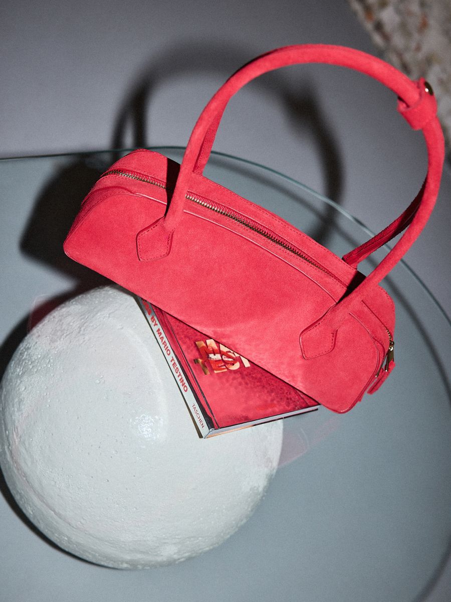 Zamszowa torebka - czerwony - MOHITO