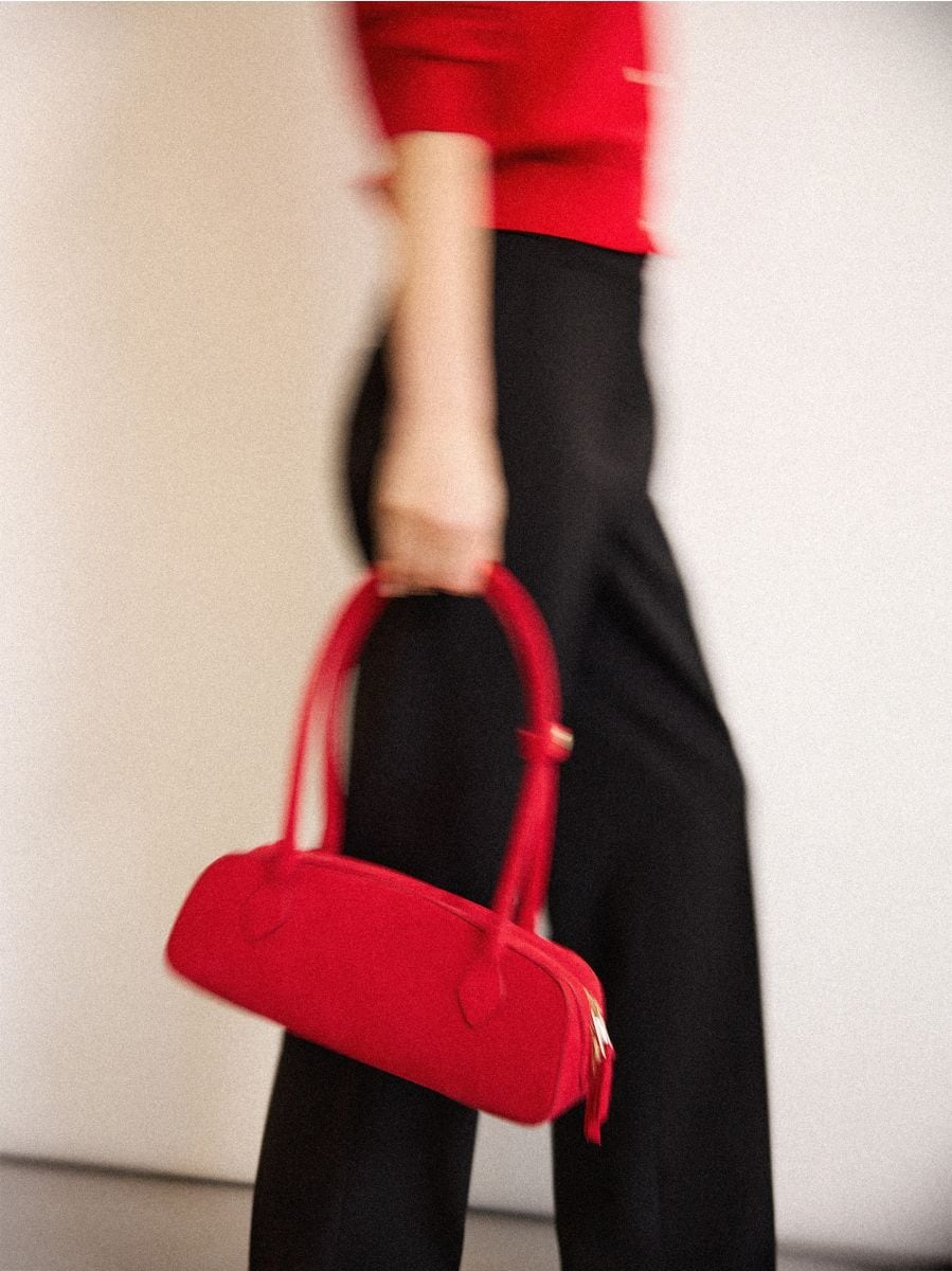 Zamszowa torebka - czerwony - MOHITO