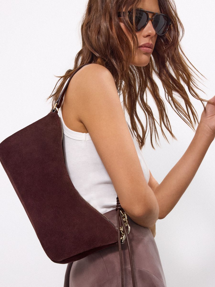 Skórzana torebka z paskiem - ciemnobrązowy - MOHITO