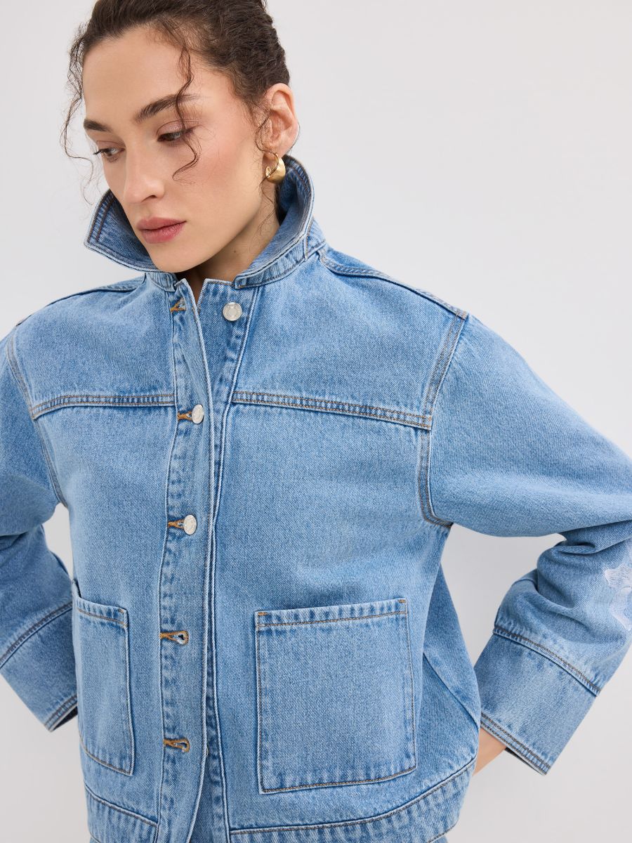 Kurtka jeansowa z haftem - niebieski - MOHITO