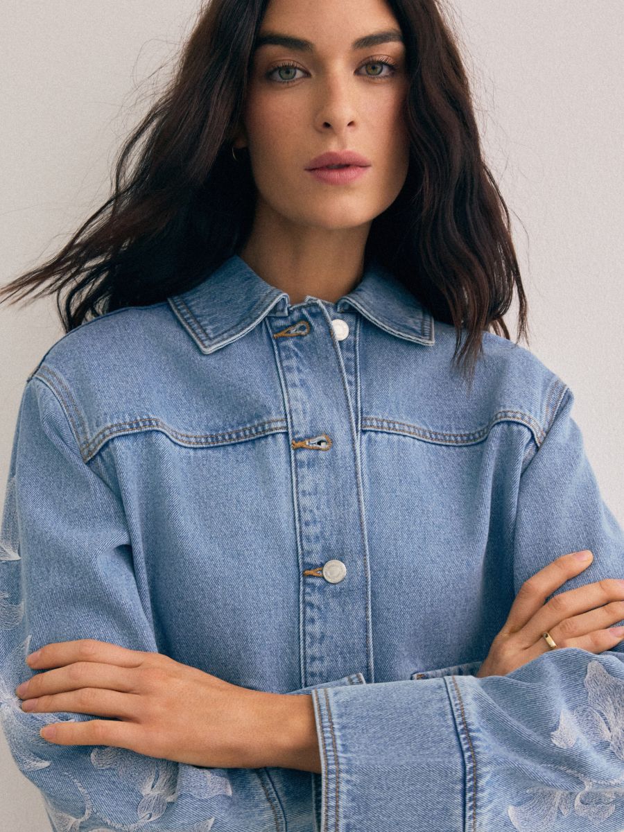 Kurtka jeansowa z haftem - niebieski - MOHITO