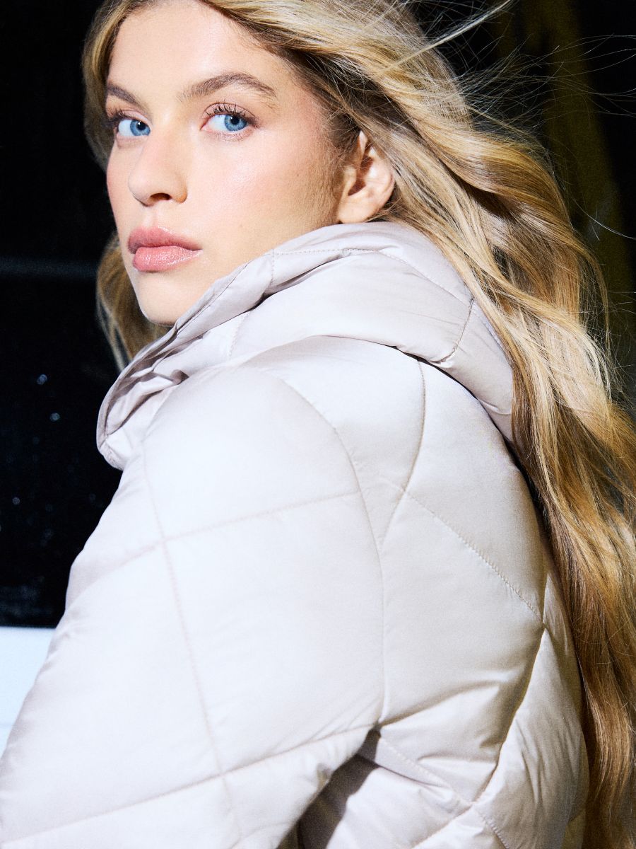 Pikowany beżowy płaszcz - beżowy - MOHITO