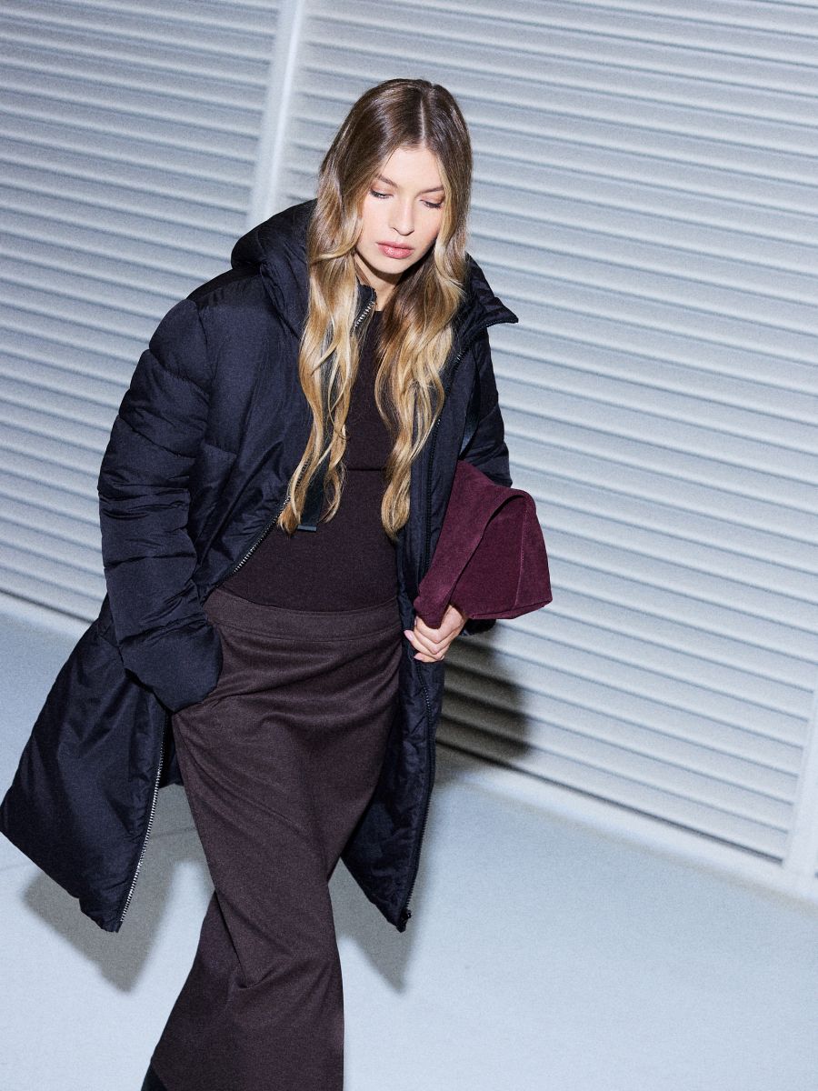 Pikowany płaszcz z kapturem Kolor czarny - MOHITO - 5310X-99X